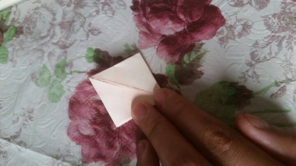 折纸花步骤图解-美美哒的郁金香