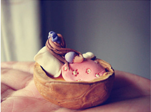 软陶粘土手工作品之核桃壳里的拇指姑娘