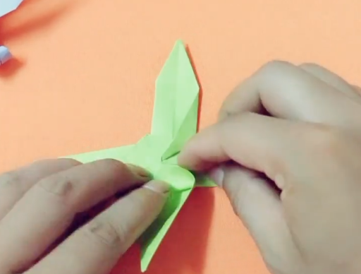 简单形象的蜻蜓折纸步骤，可以锻炼孩子手指的灵活性，还能培养他们的创新能力。