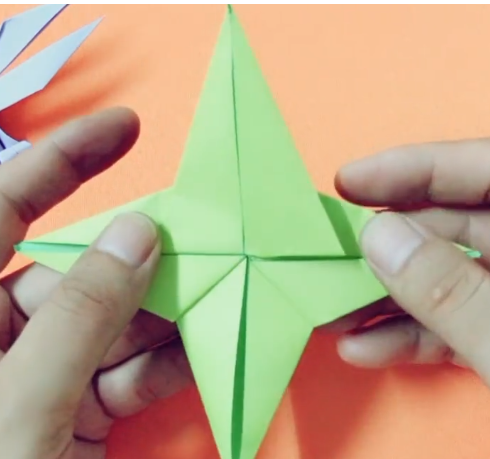 简单形象的蜻蜓折纸步骤，可以锻炼孩子手指的灵活性，还能培养他们的创新能力。