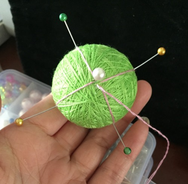 用毛线手工钩织一个漂亮的手鞠球，非常简单的哦！