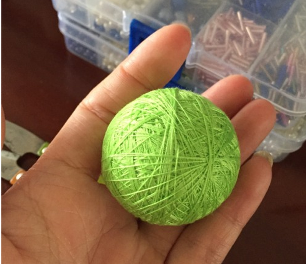 用毛线手工钩织一个漂亮的手鞠球，非常简单的哦！