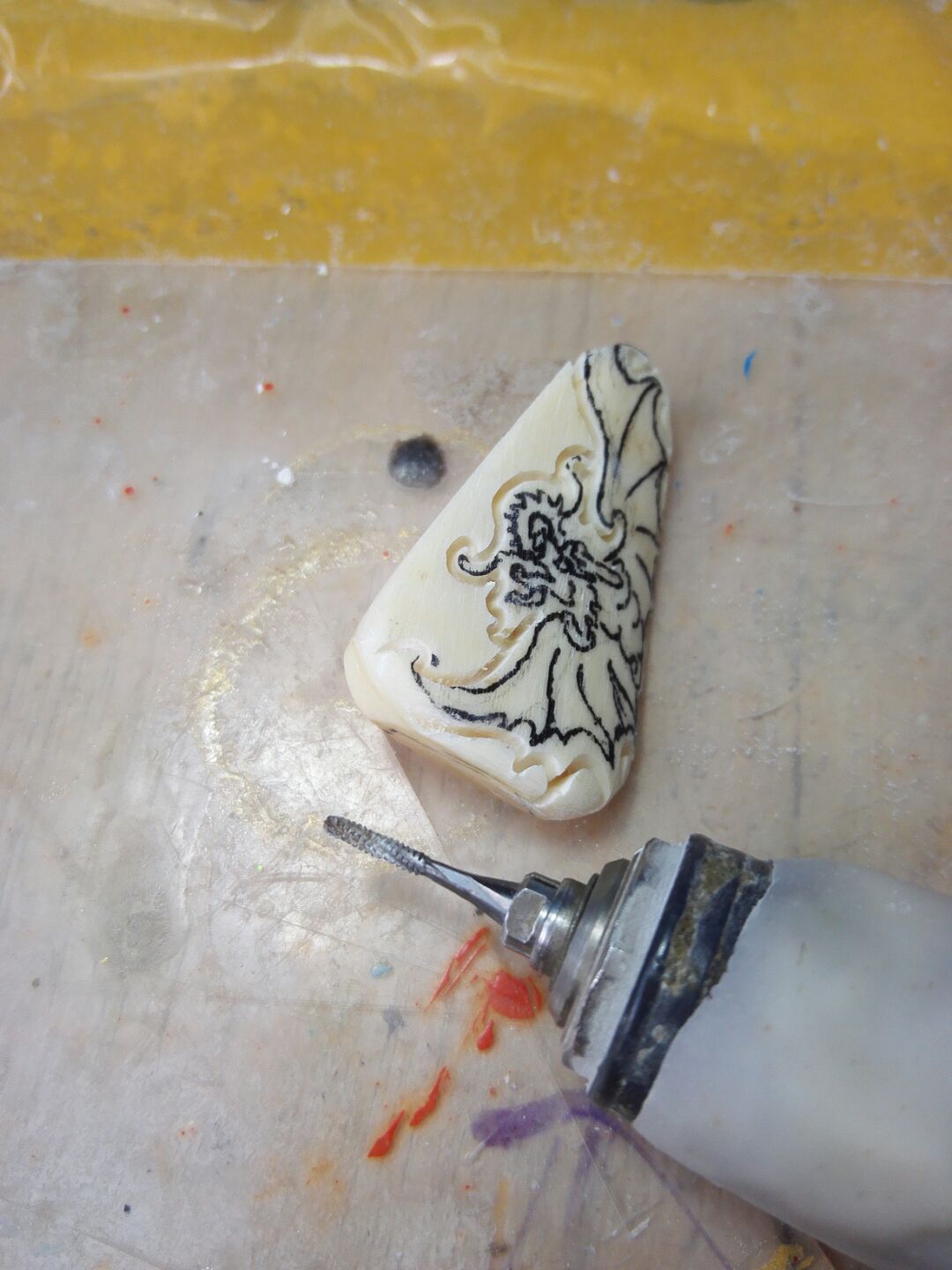手工雕刻教程，抹香牙边料雕刻龙首蝙蝠《有福》的手工雕刻制作方法