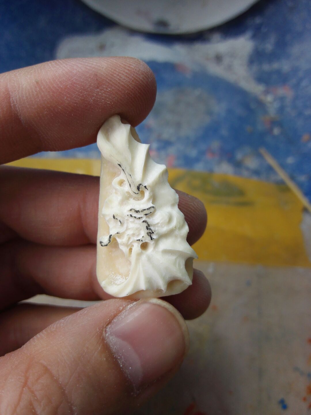 手工雕刻教程，抹香牙边料雕刻龙首蝙蝠《有福》的手工雕刻制作方法