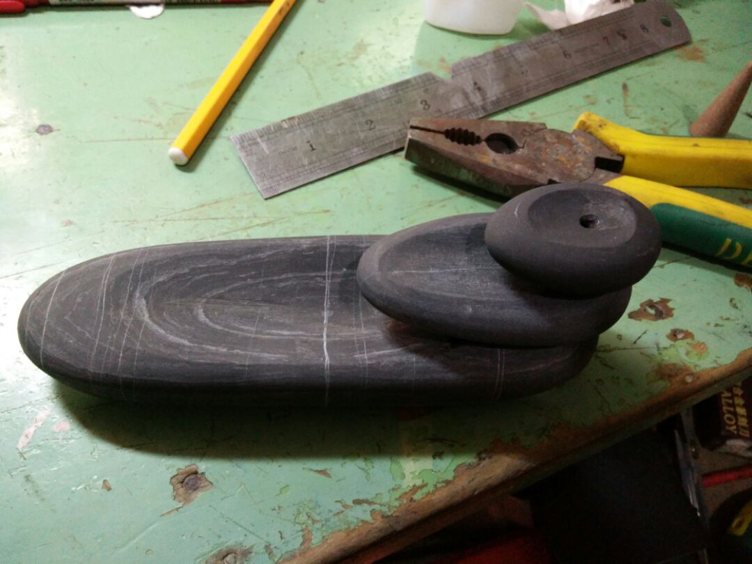 手工雕刻教程，用一块普通石头手工雕刻制作天然石头香座的手工雕刻石雕方法