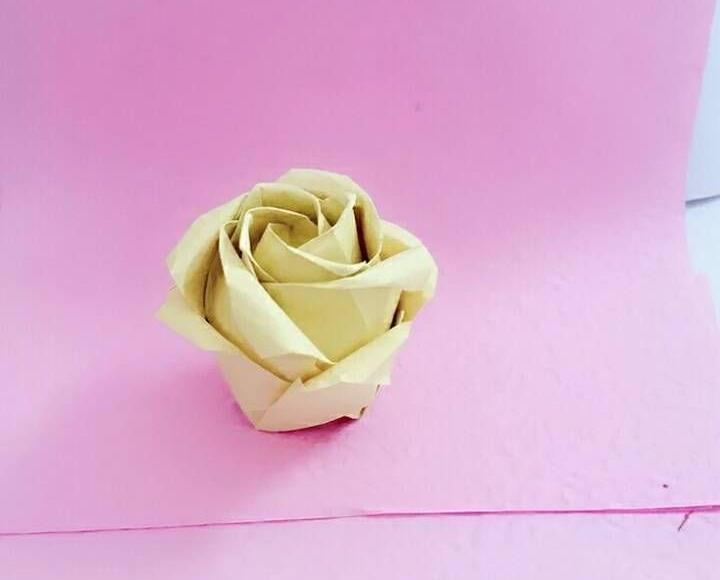 手工折纸大全，十二瓣玫瑰花的手工折纸方法，纸玫瑰花的折纸图解教程