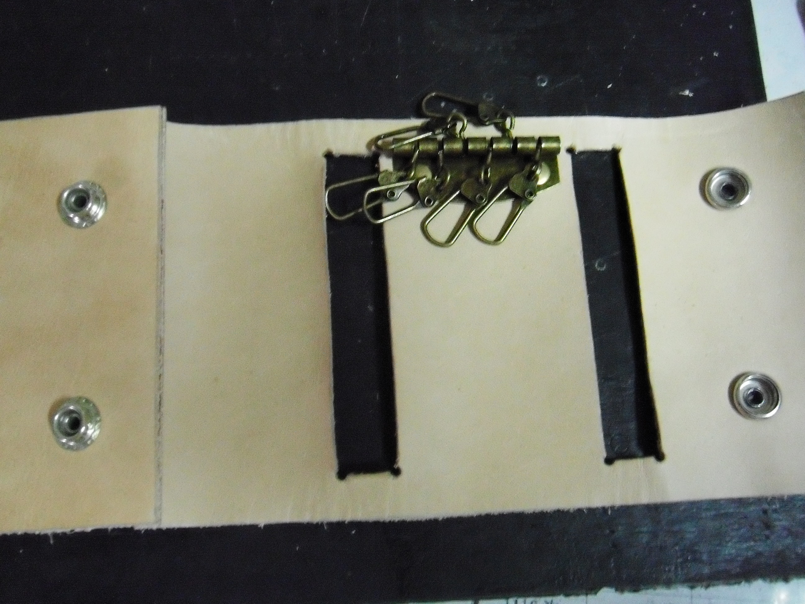 手工皮革皮艺DIY漂亮简单的皮制素色钥匙包手工制作过程图解教程