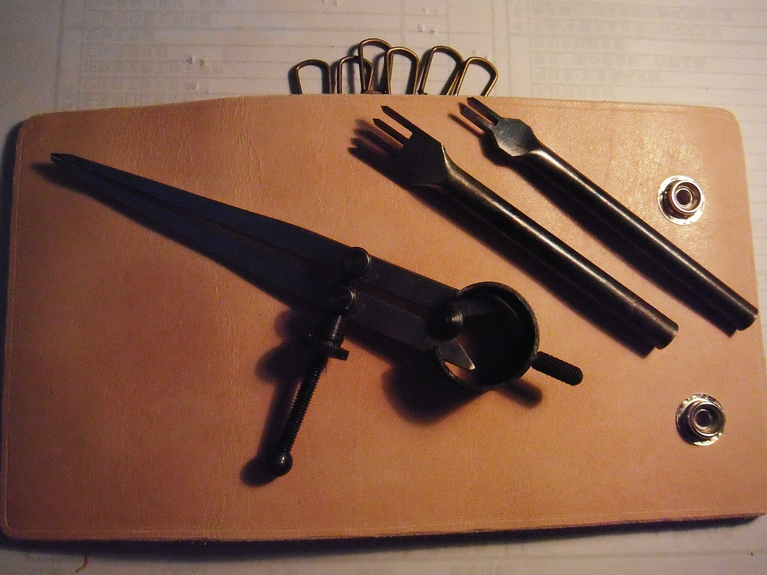 手工皮革皮艺DIY漂亮简单的皮制素色钥匙包手工制作过程图解教程