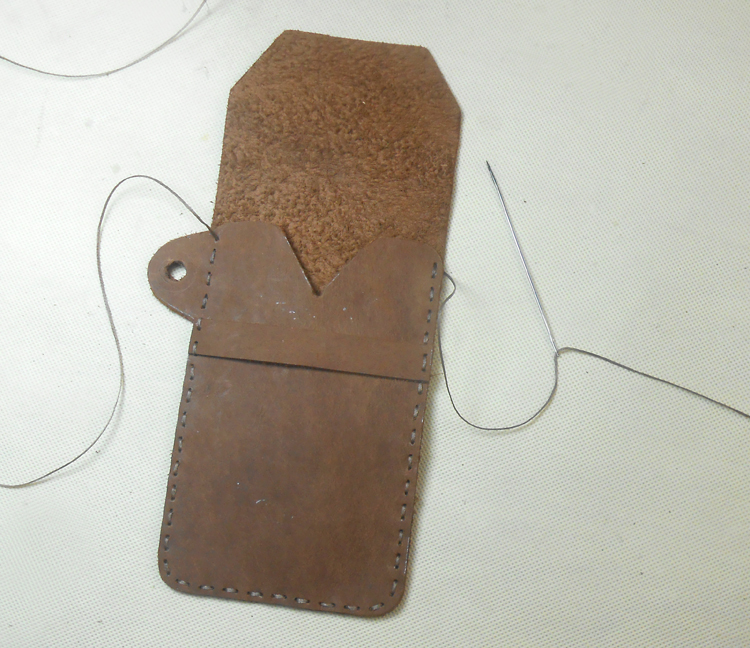 皮艺皮革手工制作，教你制作简单实用的漂亮牛皮手机包手工制作过程图解教程