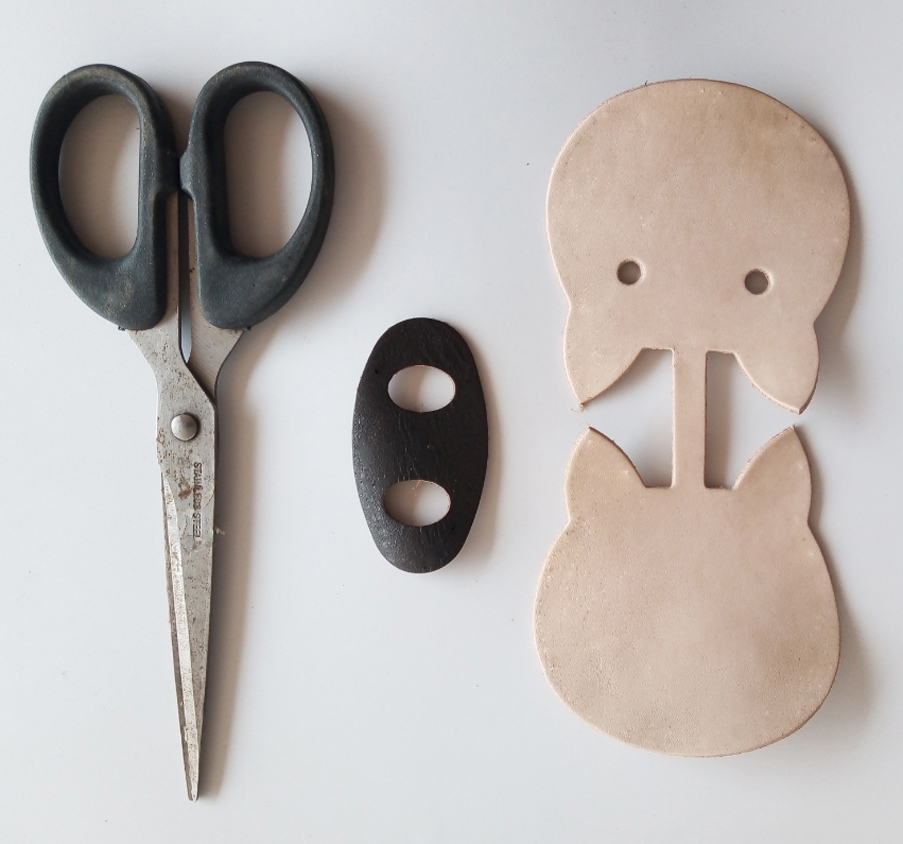 皮艺皮革手工制作，萌哒哒可爱小猪侠钥匙坠挂件饰品手工缝制方法教程