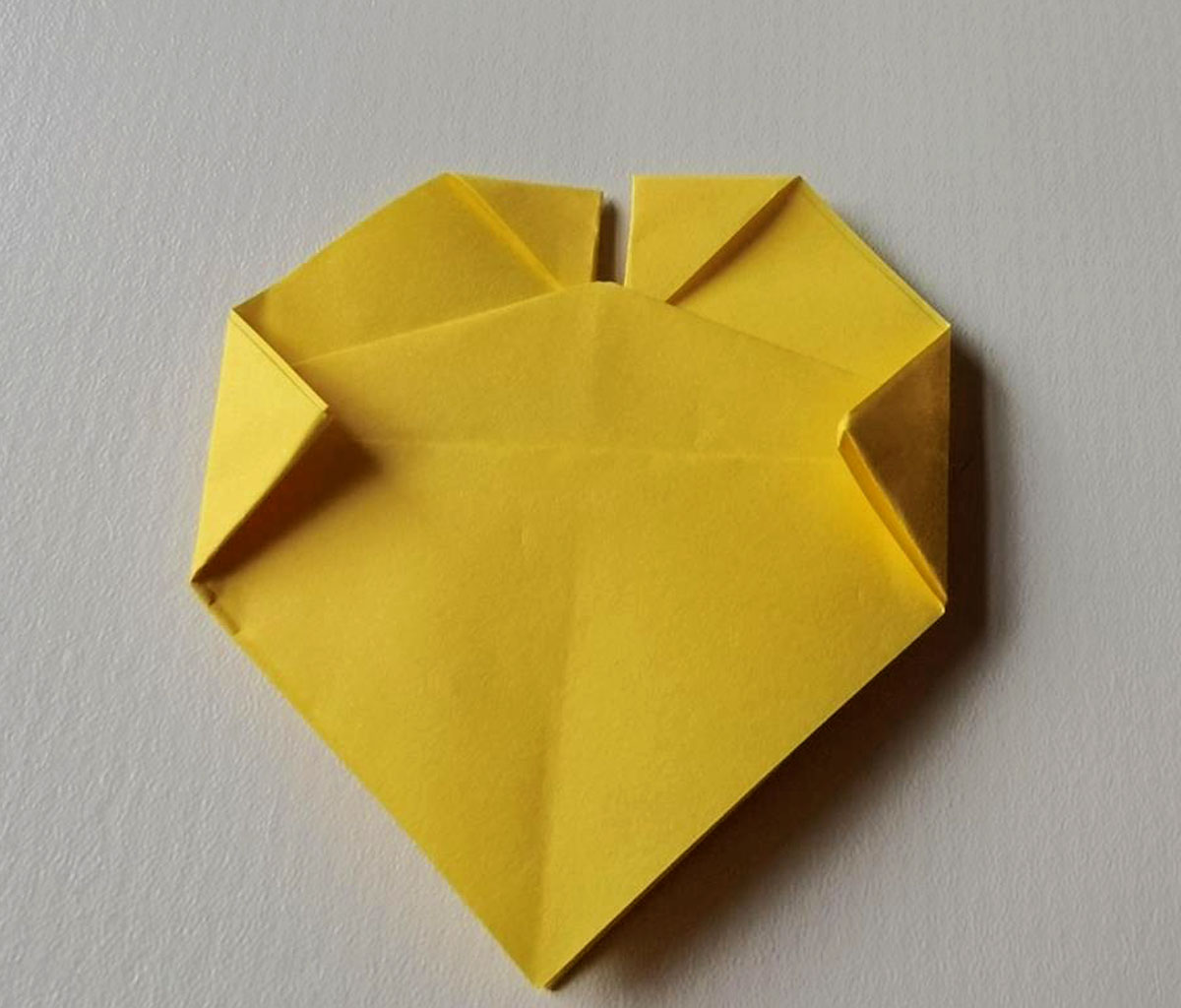 儿童简单又漂亮的折纸手工制作方法，一款漂亮的爱心折法图解教程