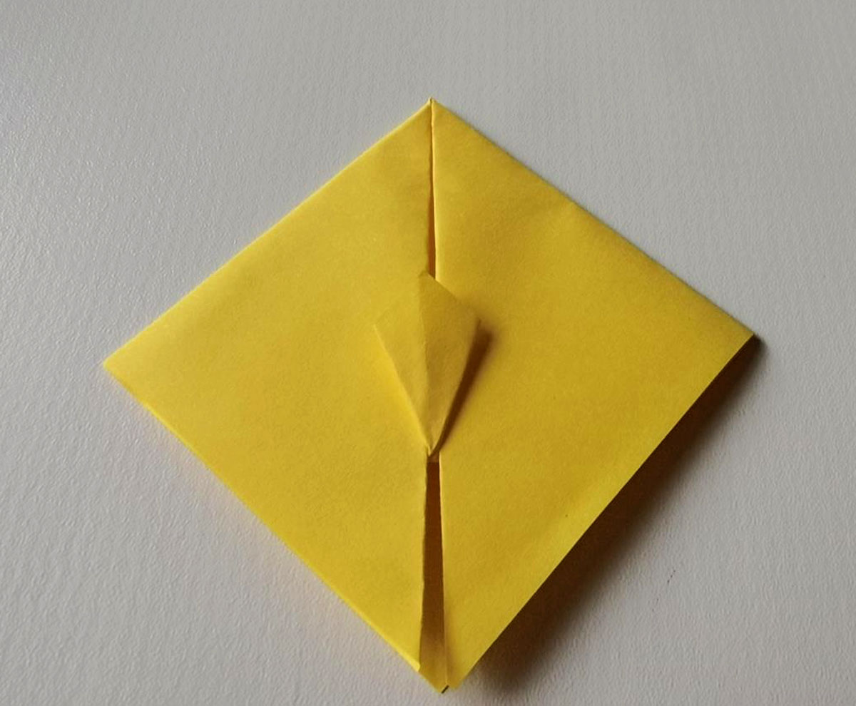 儿童简单又漂亮的折纸手工制作方法，一款漂亮的爱心折法图解教程