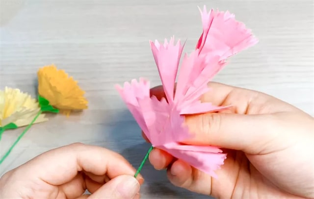 手工制作纸花康乃馨花束怎么做？将漂亮的花儿送给美好的人。