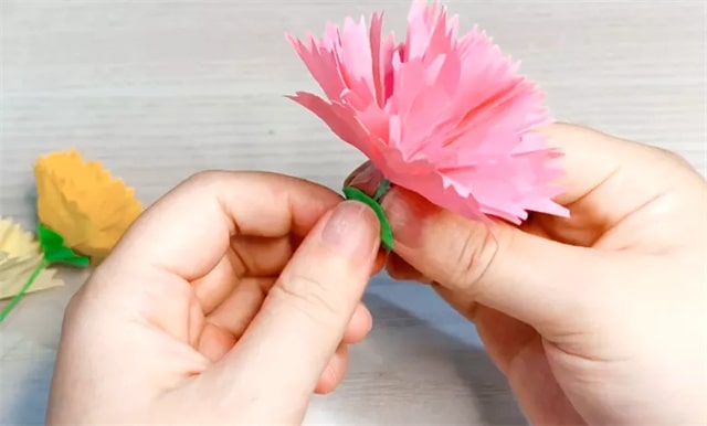 手工制作纸花康乃馨花束怎么做？将漂亮的花儿送给美好的人。
