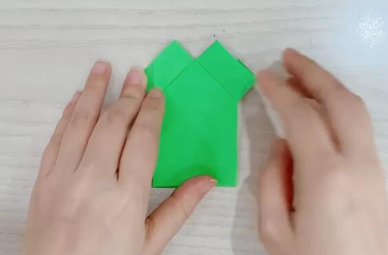 儿童折纸手工制作教程，会说话的纸青蛙的折法