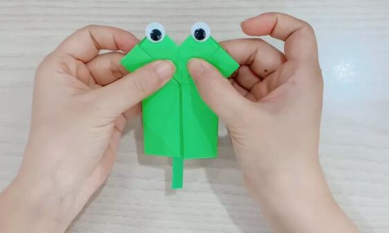 儿童折纸手工制作教程，会说话的纸青蛙的折法