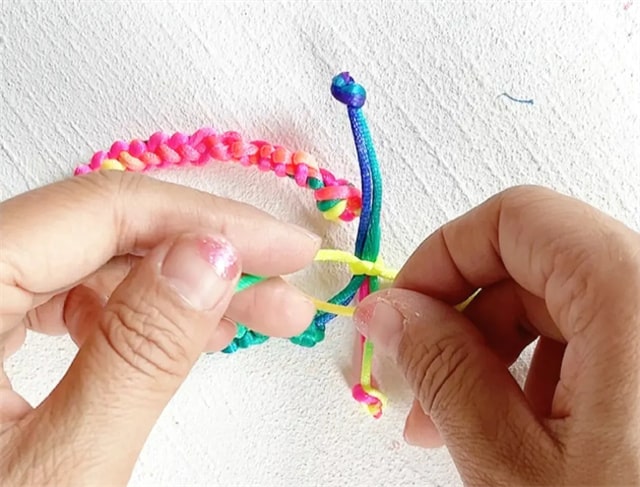 端午节五彩绳手链的编织方法