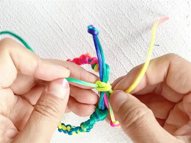 端午节五彩绳手链的编织方法