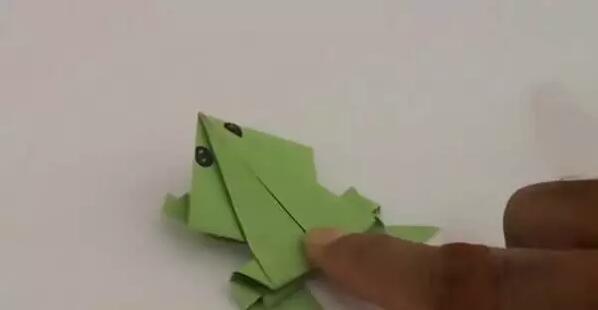 蹦蹦跳跳的小青蛙折纸，居然可以跳这么高
